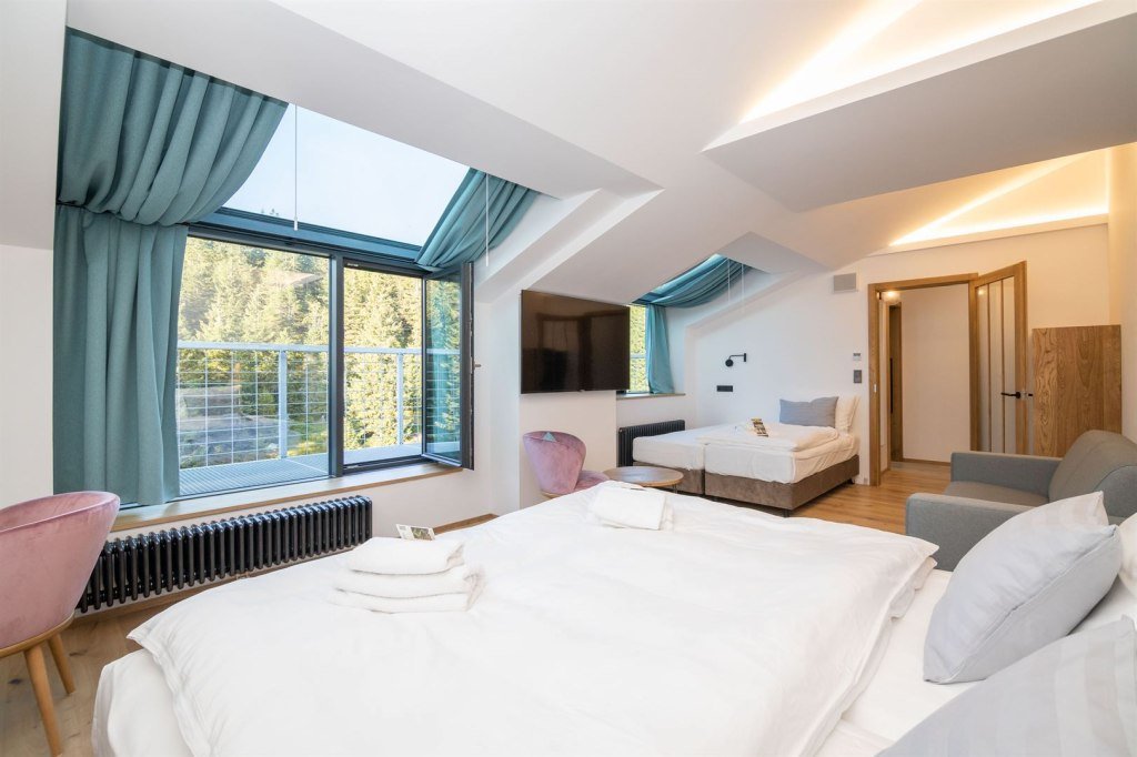 Pokoje typu Stodola Sever mají balkón s výhledem na severní stranu, kde se nachází hora Malý Šišák a pod ním krkonošské lesy a příroda.