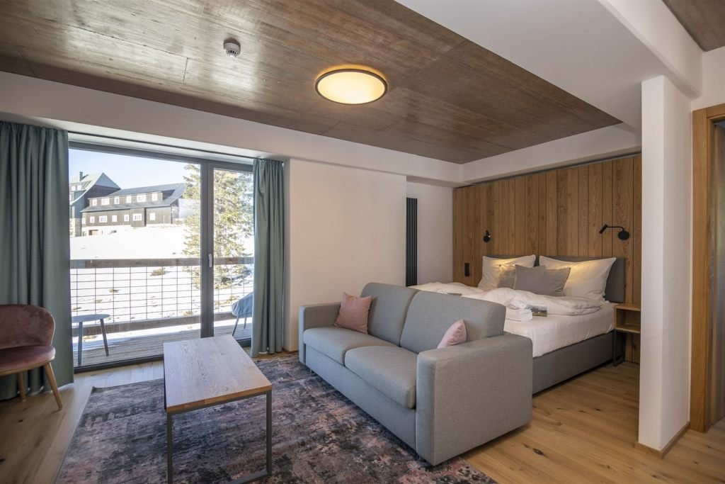 Rodinné pokoje s 2 oddělenými ložnicemi s 2 balkóny na západní a na severní stranu, kde se nachází hora Malý Šišák a pod ním krkonošské lesy a příroda.